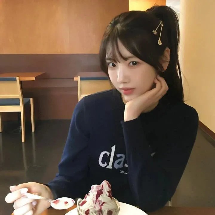 照片中的女孩